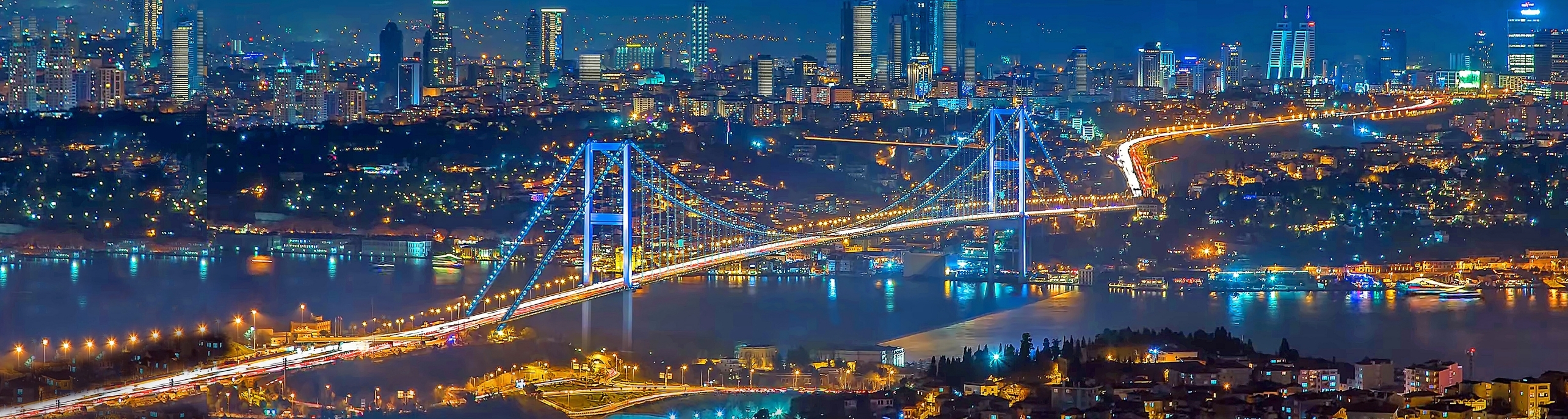 İstanbul Boğaz Köprüsü gece görünümü